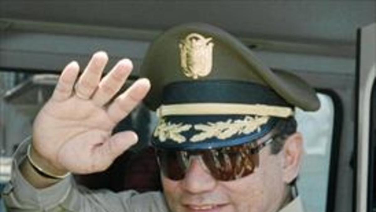Manuel Antonio Noriega en su esplendor antes de ser derrocado en 1989 y en su ocaso, en el 2011.