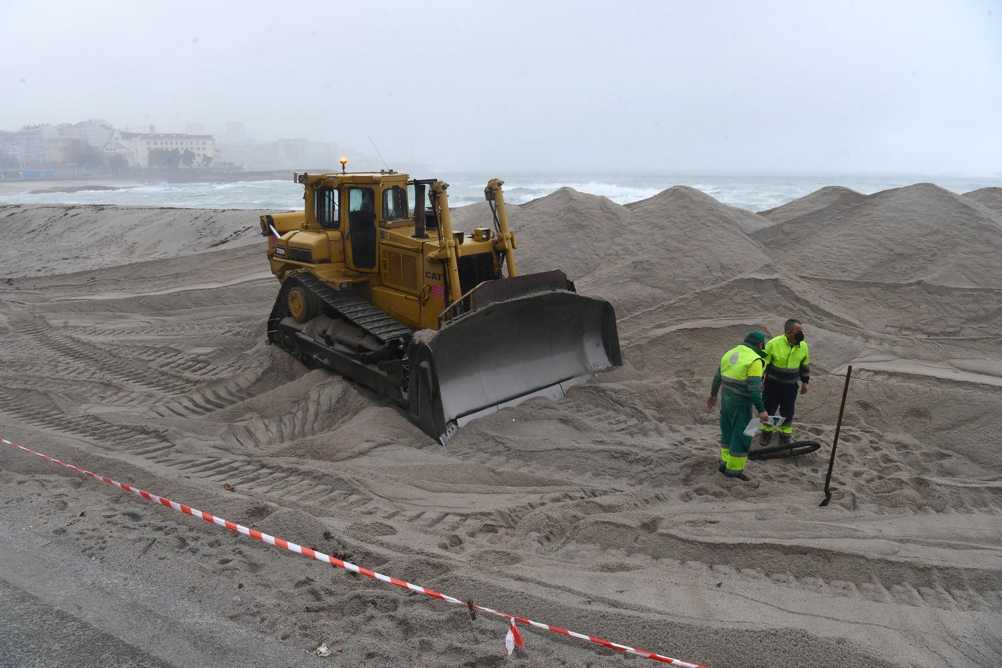 La duna invernal de Riazor recobra su forma