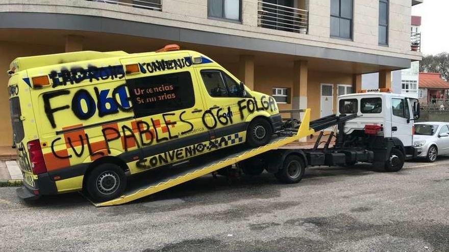 La ambulancia del 061 con base en Cangas, ayer trasladada por la grúa tras la avería. // G.N.