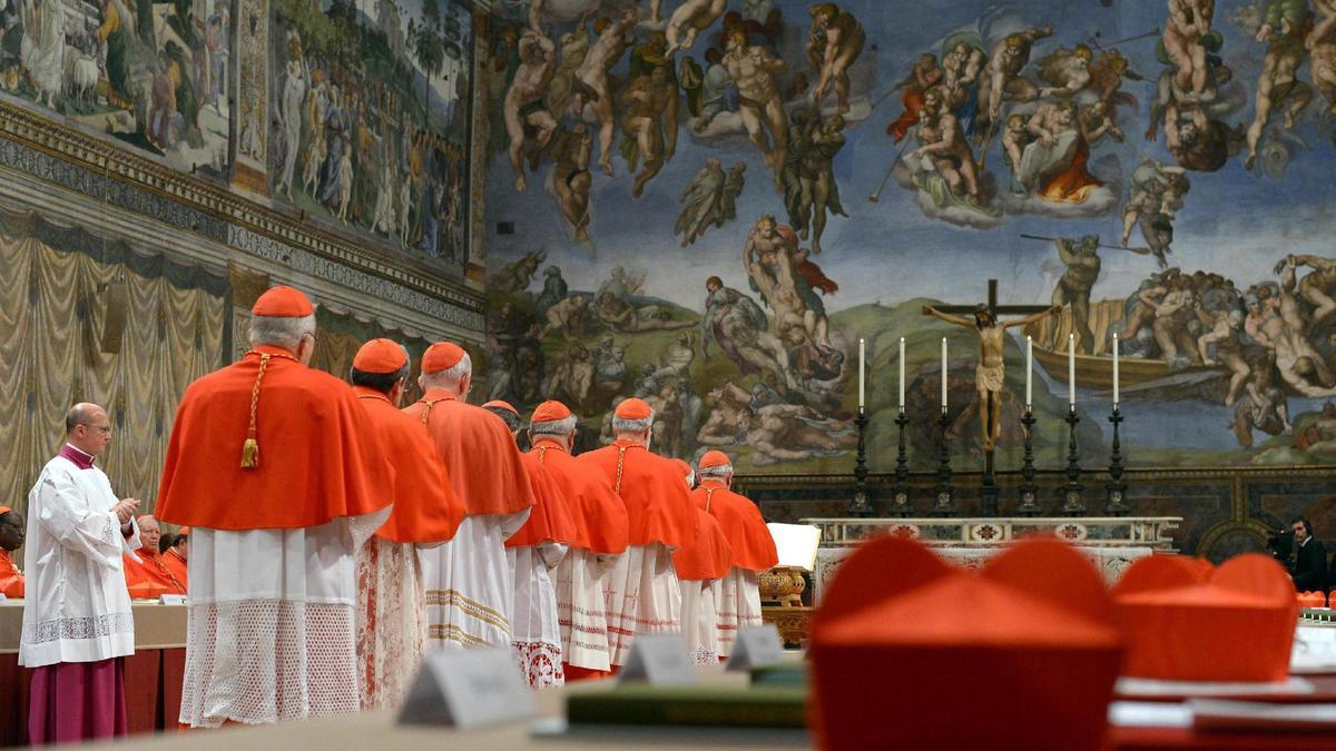 Cardenales en la capilla sixtina antes del cónclave en el que se eligió al papa Francisco.