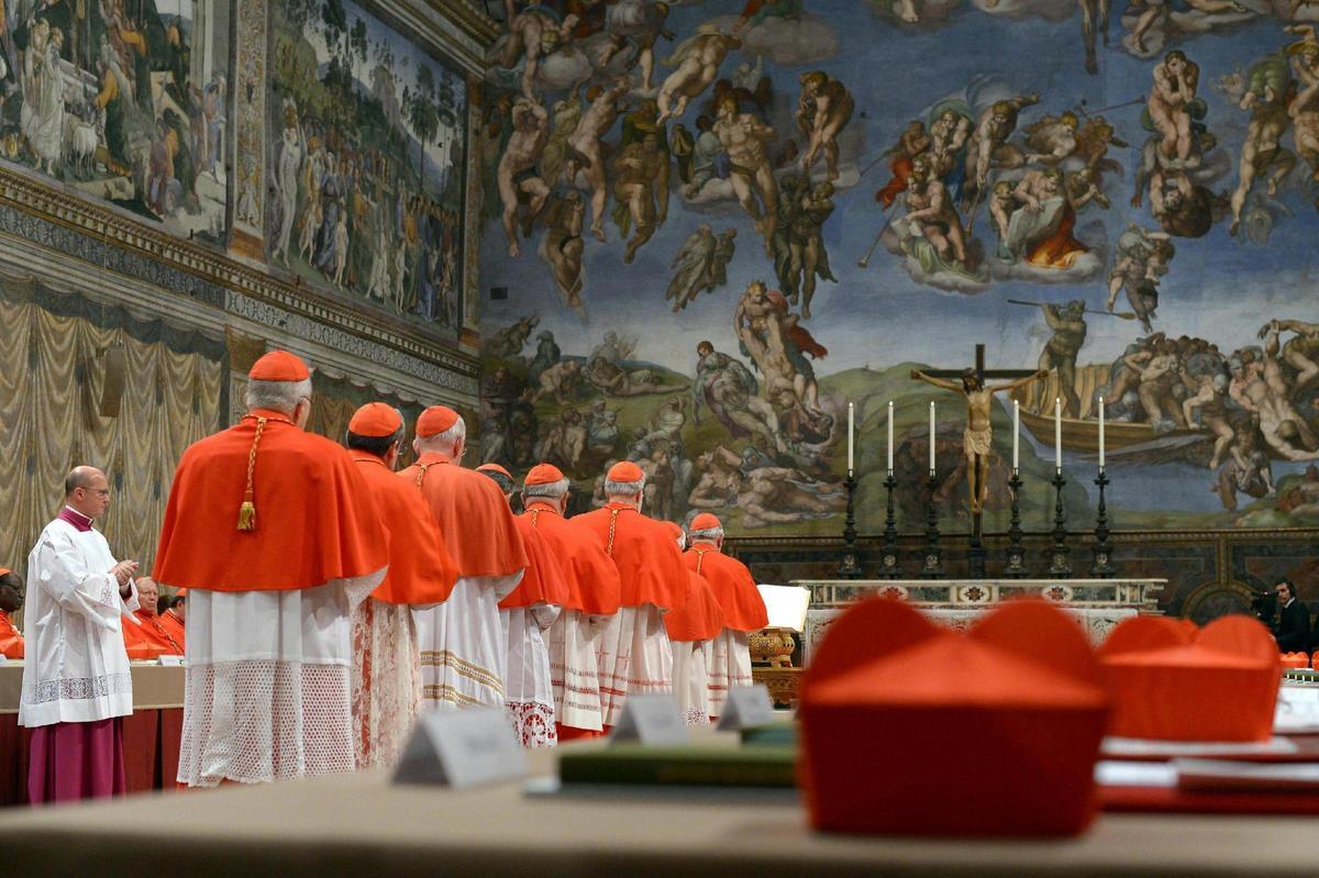 Cardenales en la capilla sixtina antes del cónclave en el que se eligió al papa Francisco.
