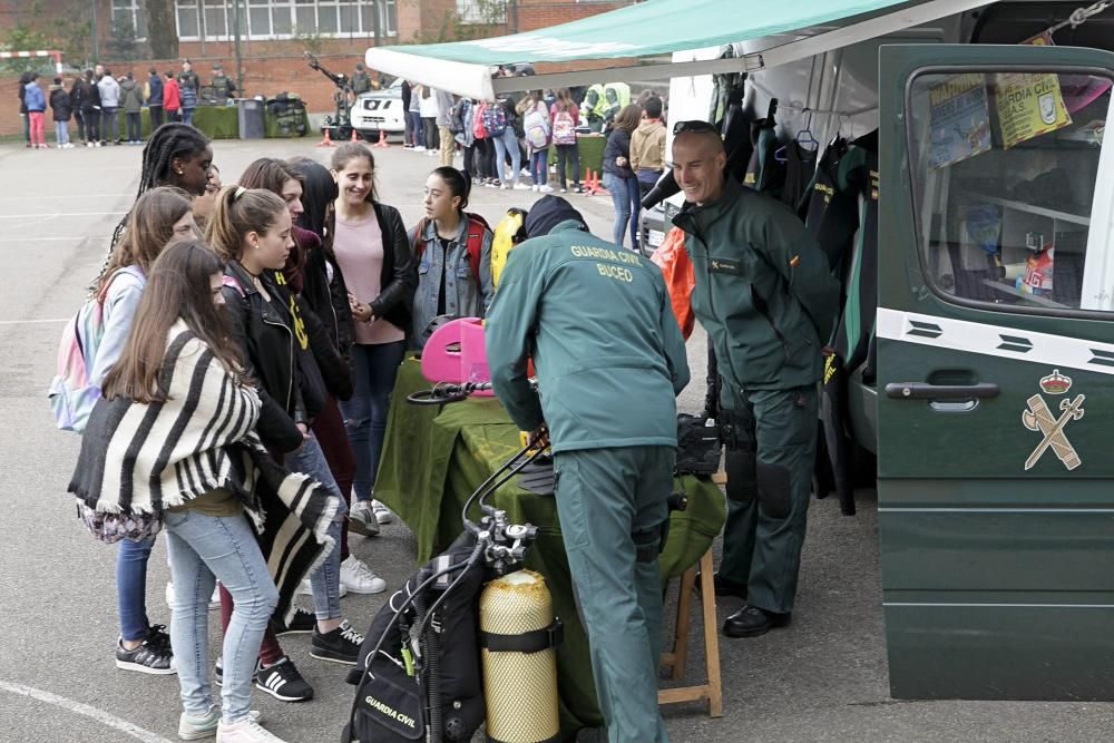 Exposición y exhibición de la Guardia Civil en el IES de Roces