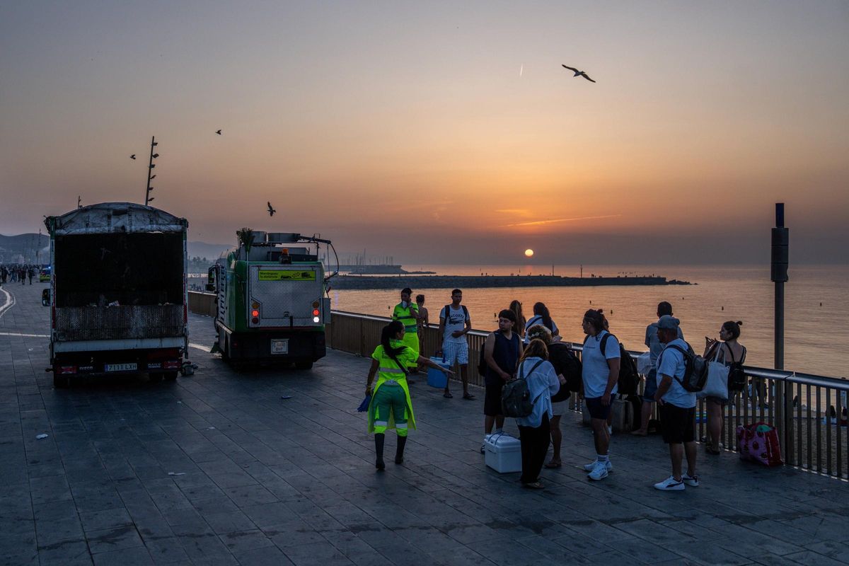 Limpieza de las playas de Barcelona tras la verbena de Sant Joan 2025