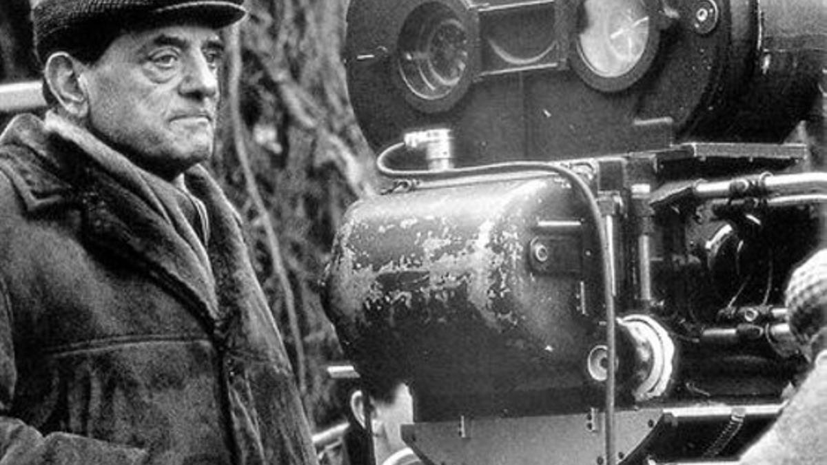 Luis Buñuel, durante el rodaje de una de sus películas.