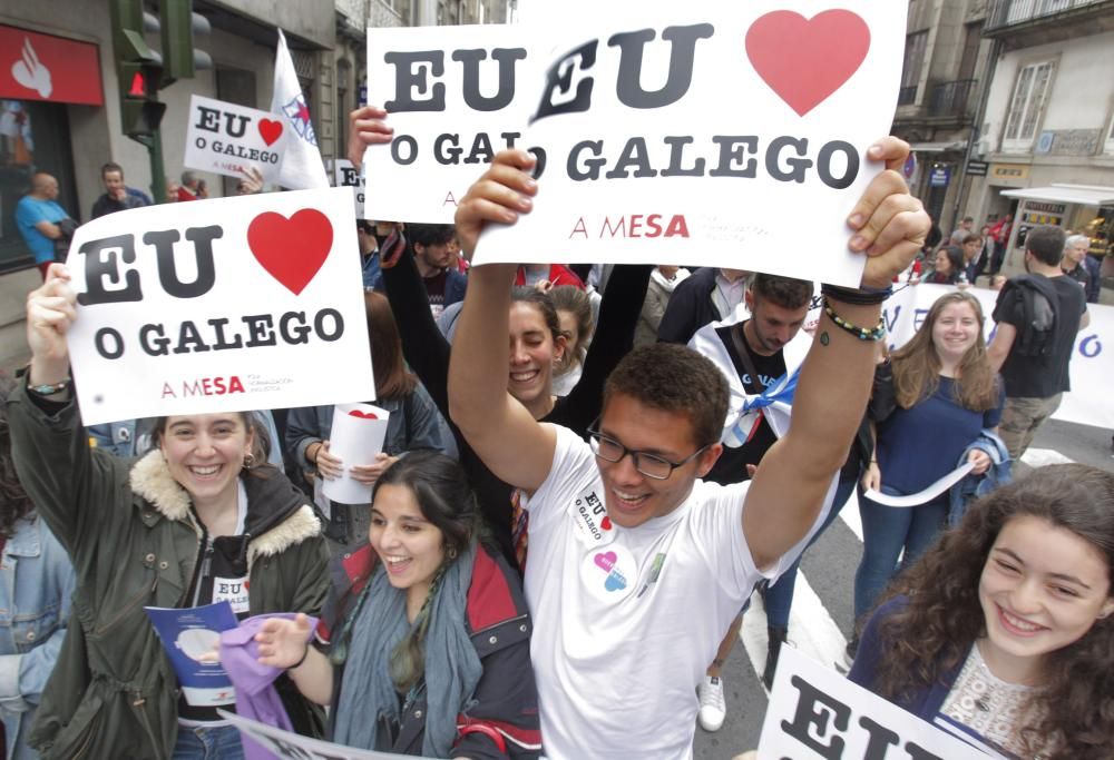 Diferentes entidades y colectivos salen a la calle para denunciar los impedimentos para usar el idioma "con normalidad" en el día a día.