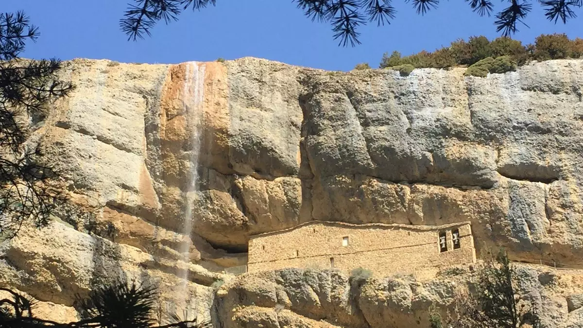 La impresionante ruta que conecta cascadas, ermitas y vistas inolvidables