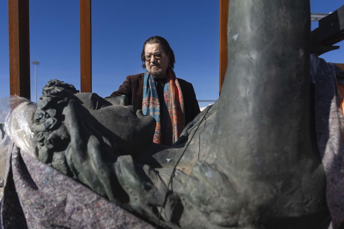 Ginés Serrán posa con la estatua de Venus. Afirma que "no hago esculturas clásicas-clásicas, siempre añado un elemento moderno".