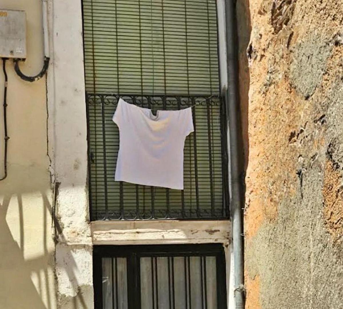 Una prenda blanca en apoyo a la sanidad rural. | Cedida