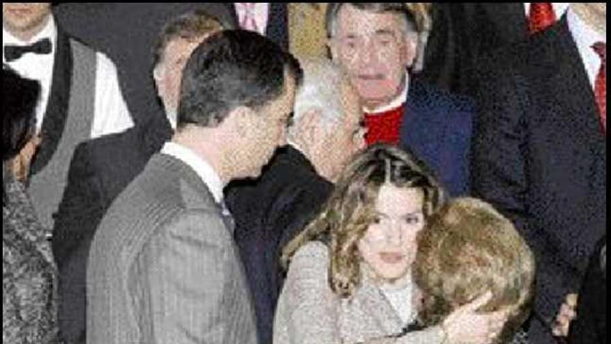 La Princesa de Asturias saluda a su abuela Menchu Álvarez del Valle. / EFE