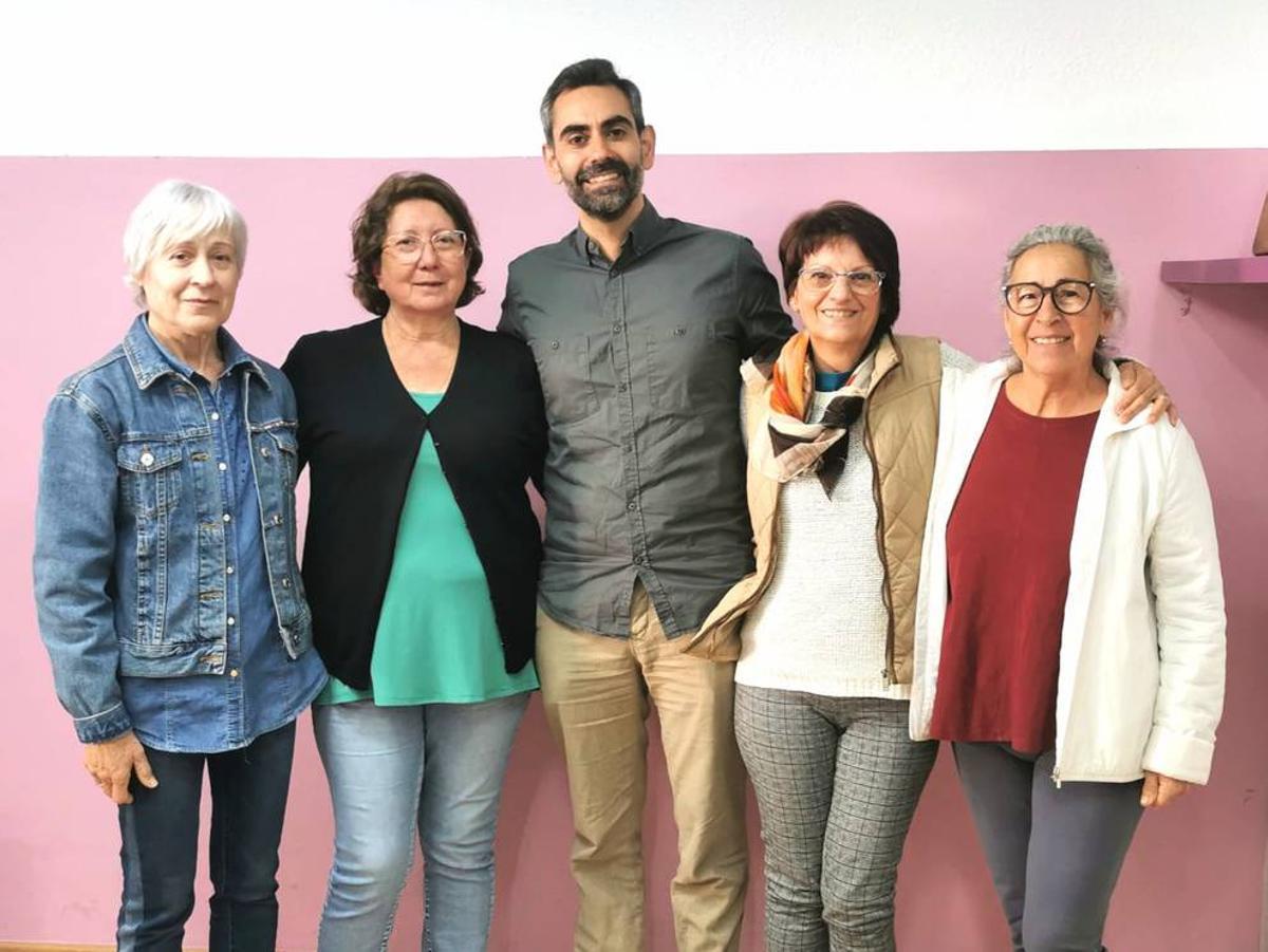 Moisés García, número 1 de la candidatura de Podemos, con miembros del colectivo ADBAR