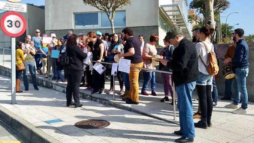 Concentración vecinal realizada ayer ante el centro de salud de Baltar. // R.V.