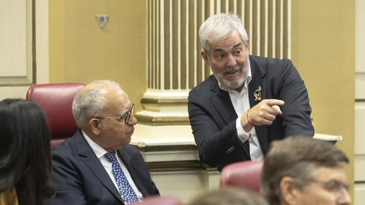 El líder de ASG, Casimiro Curbelo, charla con el presidente del Gobierno canario, Fernando Clavijo.