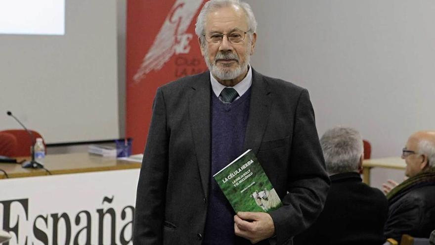 Palacios, con un ejemplar de su libro &quot;La célula herida&quot;, ayer, en el Club LA NUEVA ESPAÑA de Gijón.