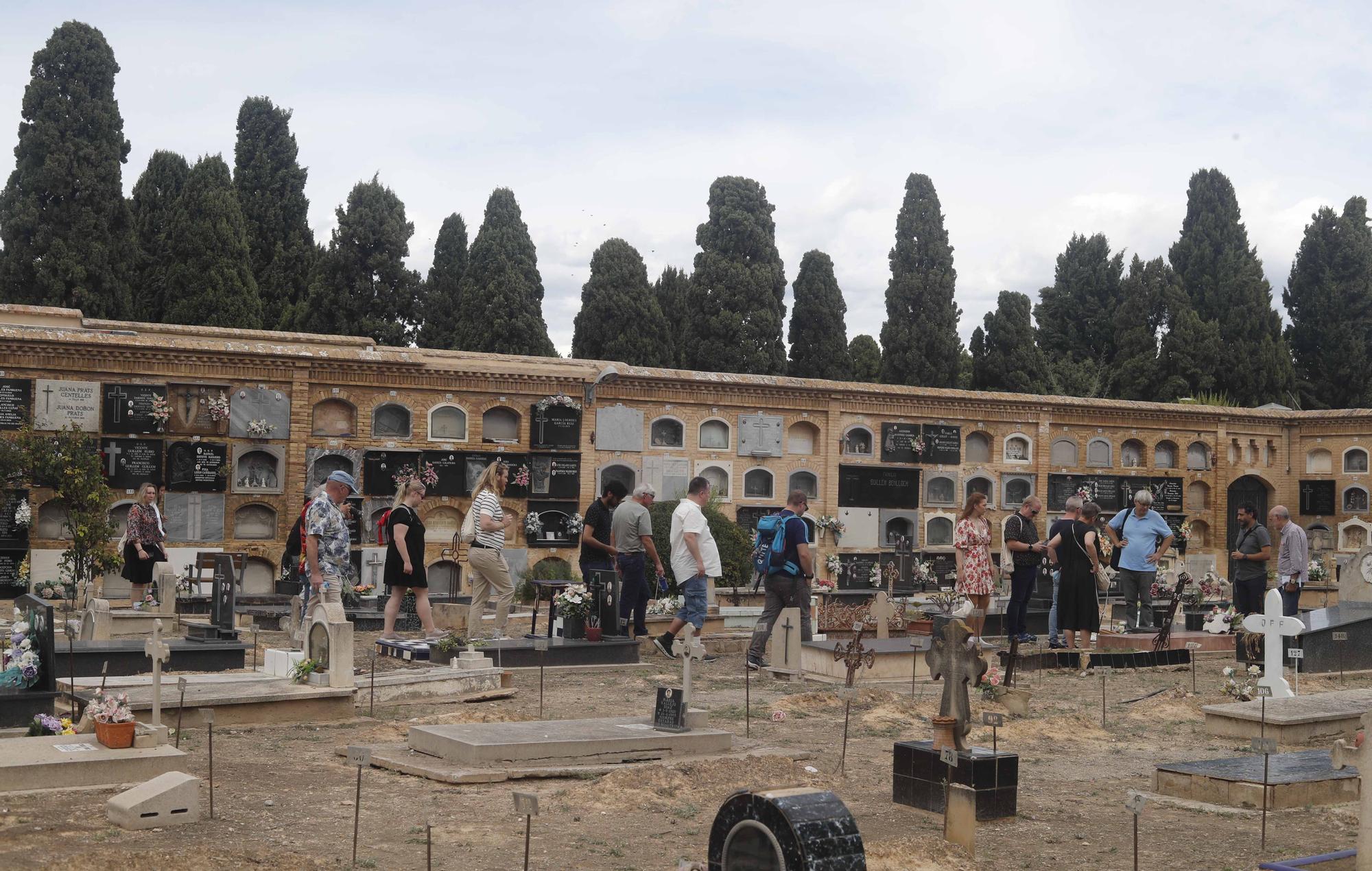 Un grupo de sindicalistas noruegos visitan las fosas de la Guerra Civil en Paterna