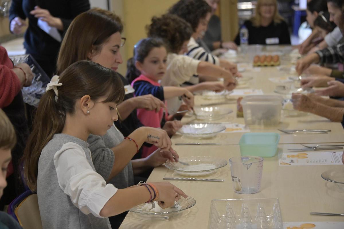 Taller de dulces navideños en el Museo Escolar de Puçol