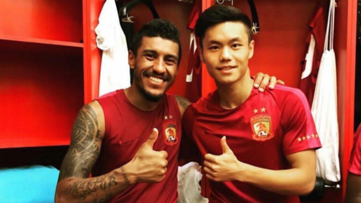 Paulinho, junto a uno de sus compañeros en el Guangzhou