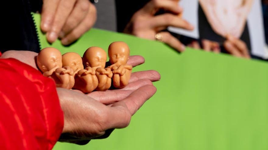 Vox reparte réplicas de fetos en un acto 'provida'
