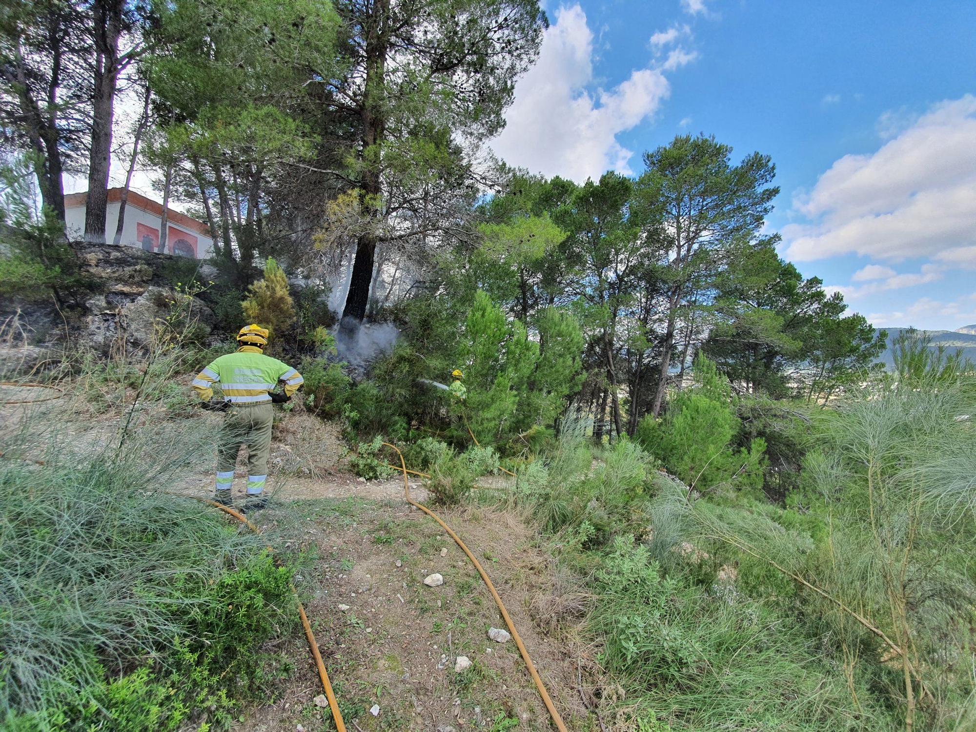 Los bomberos controlan un incendio provocado en el término municipal de Moixent