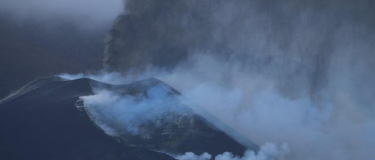 Cono principal del volcán de La Palma hoy sábado.