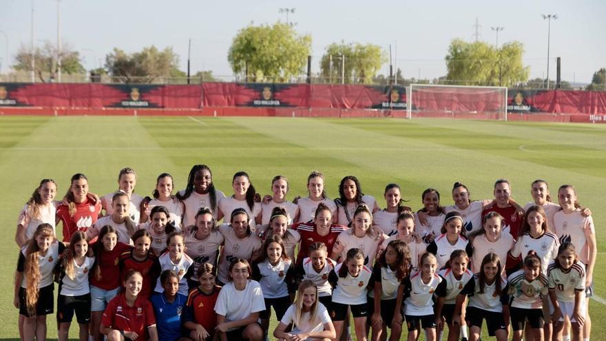 La selección española desata la ilusión en un Son Bibiloni abarrotado