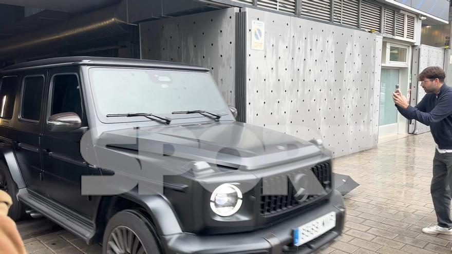 Raphinha abandona la Ciutat Esportiva bajo la lluvia tras las pruebas médicas