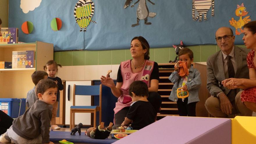 El director provincial de Educación, Fernando Prada, y la delegada de la Junta, Clara San Damián (ambos a la derecha), durante su visita al colegio Arias Gonzalo. | Jose Luis Fernández