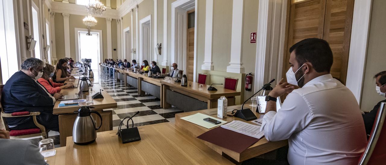 Pleno del ayuntamiento, con toda la corporación local, en una foto de archivo