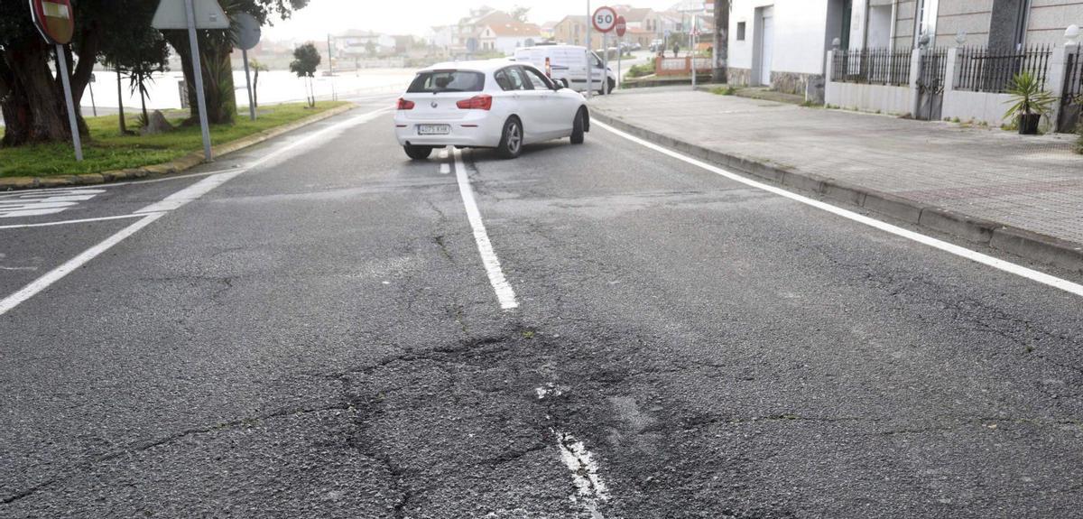 Una de las zonas degradadas en el vial de acceso directo al muelle de O Xufre.