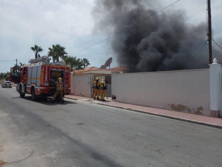 Intervención de los bomberos en la calle Pío Baroja de Torrevieja