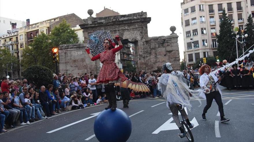 Las carrozas del cierzo encandilan a los niños