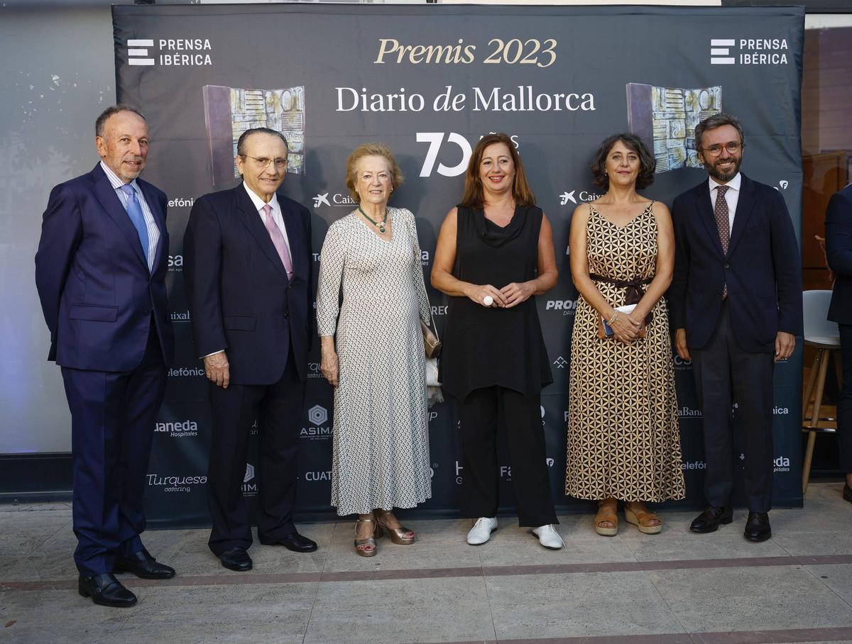 Joan Serra, subdirector general de Contenidos de Prensa Ibérica para Cataluña y Baleares; Javier Moll, presidente de Prensa Ibérica; Arantza Sarasola, vicepresidenta de Prensa Ibérica; Francina Armengol, presidenta del Congreso de los Diputados; Marisa Goñi, directora de Diario de Mallorca y Aitor Moll, consejero delegado de Prensa Ibérica.