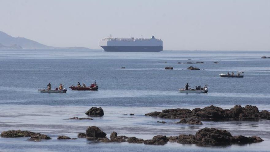 Barcos del marisqueo a flote de la cofradía de Moaña, ayer en Tirán.