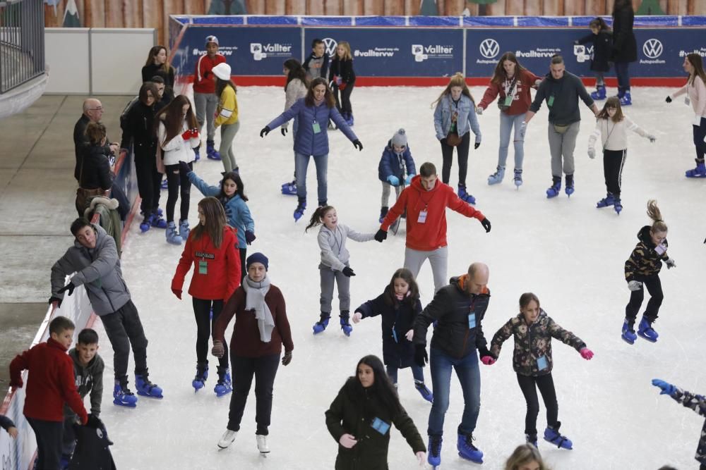 La pista de gel de Girona s'omple de patinadors