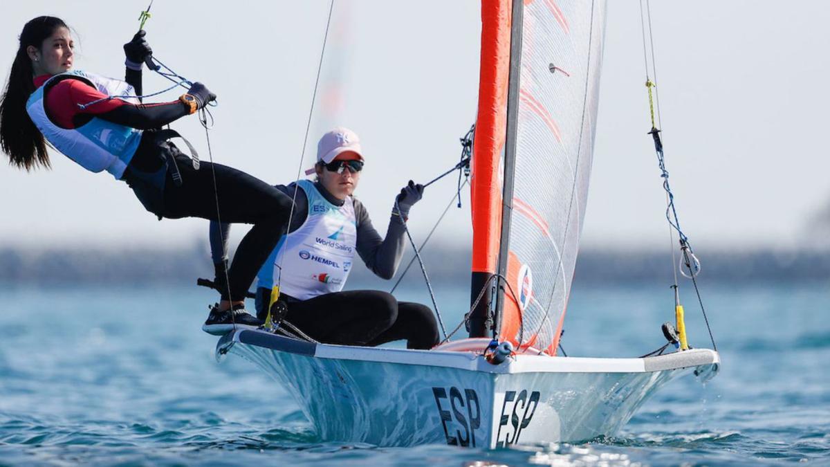 La tripulación grancanaria, durante una de las regatas celebradas en aguas del Golfo Pérsico. | | LLOYD IMAGES/OMÁN SAIL