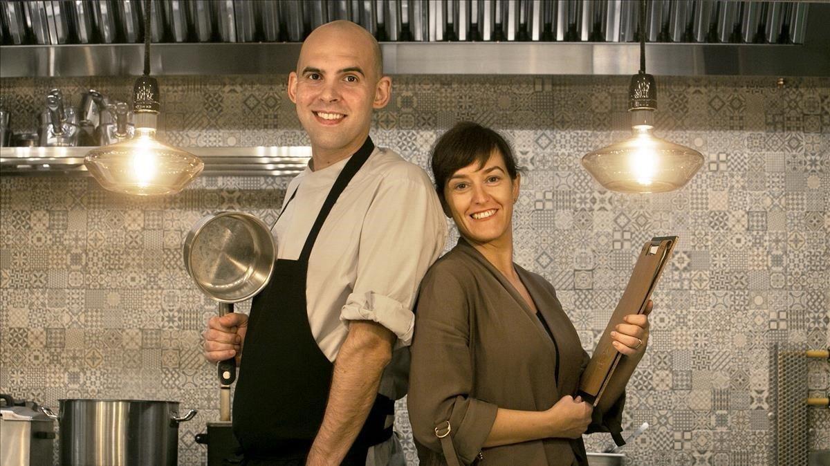 Pedro Silva y Tere Sánchez, en la barra a la vista desde la que se elaboran los 'tartars' en La Tartarería.