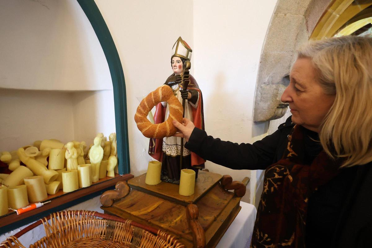 Los fieles cumplieron con el rito de pasar el pan por la imagen de San Blas, en Salcedo.