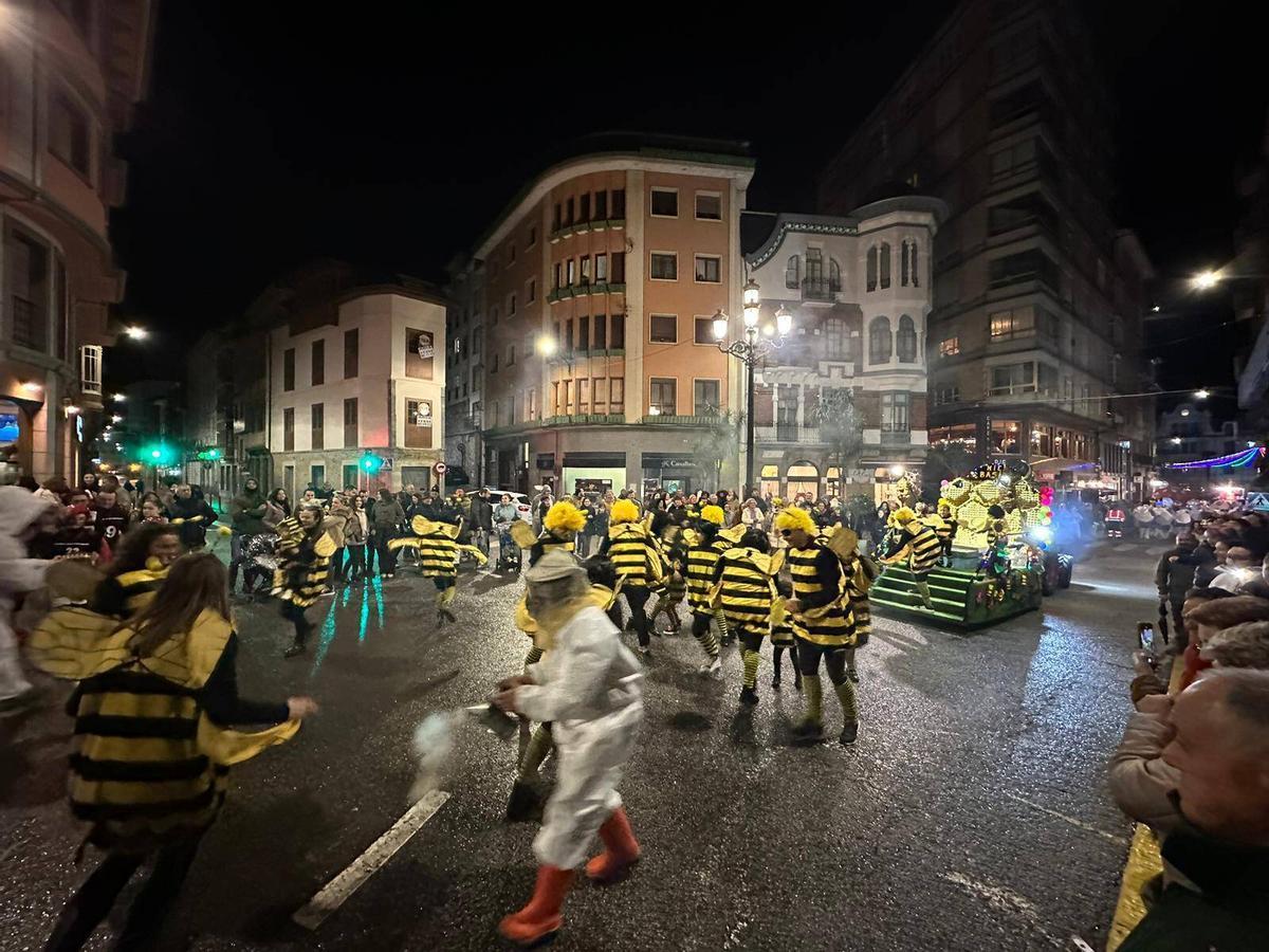 Un momento del desfile de una pasada edición del carnaval luarqués.