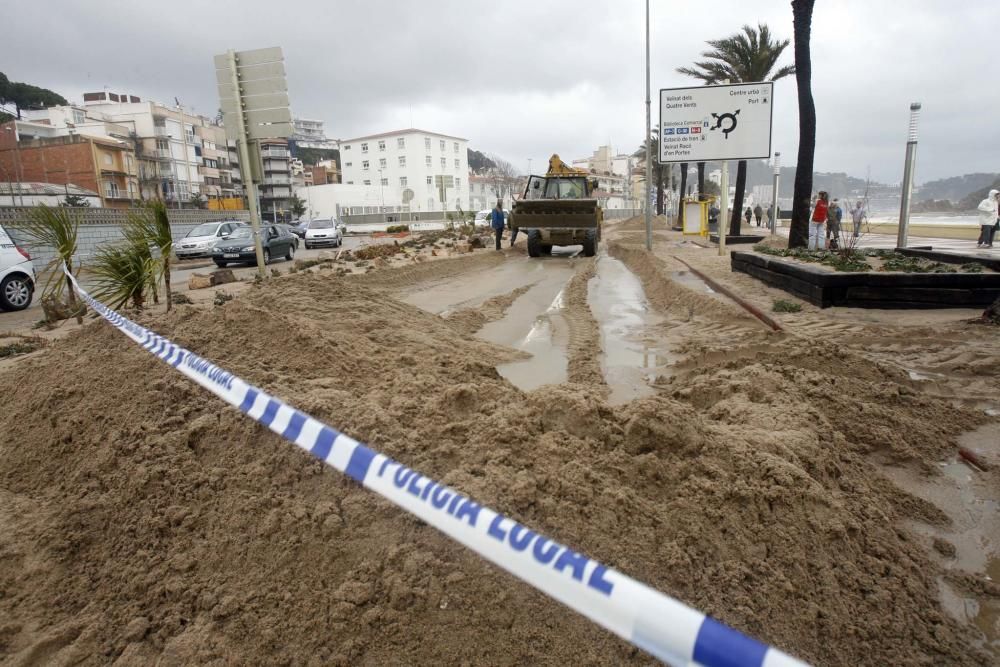 La tempesta genera un esvoranc i es precinta S'Abanell a Blanes