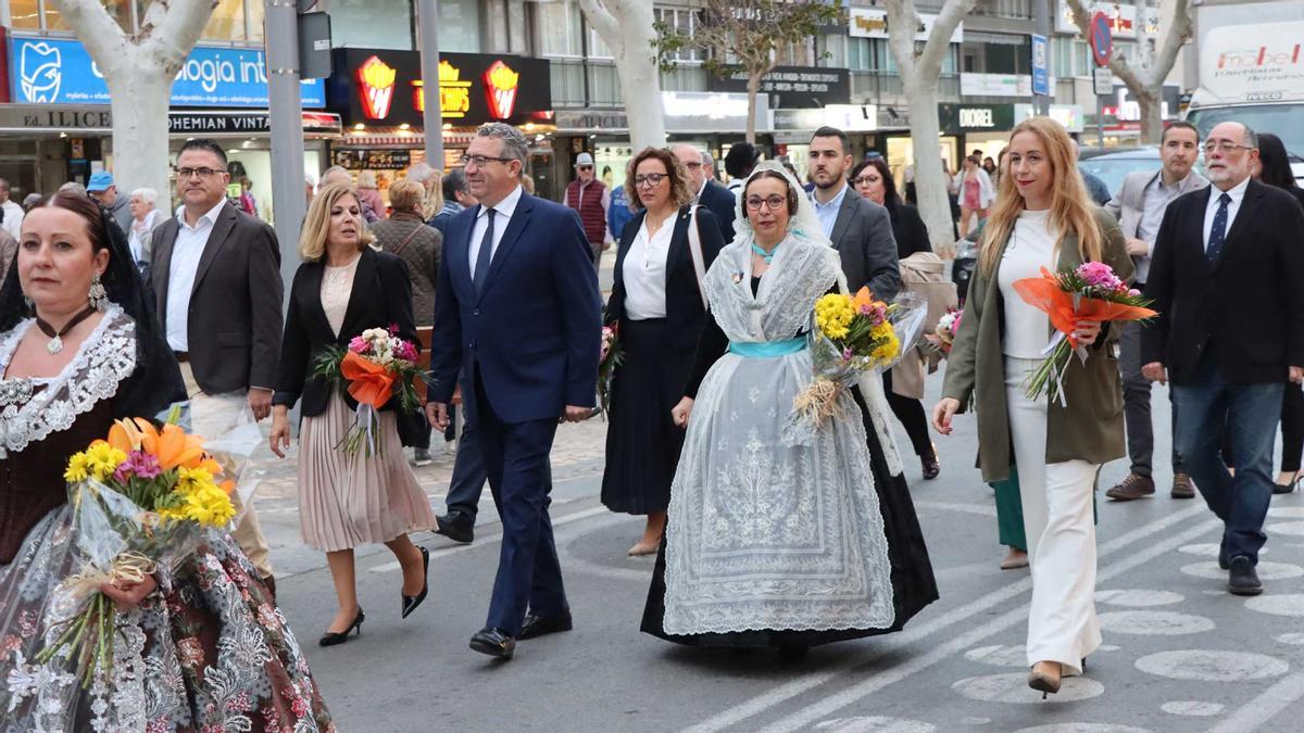 El alcalde y miembros de la corporación en un momento de la ofrenda de Fallas.