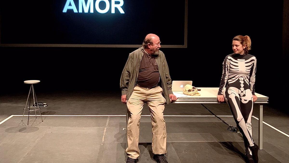 Pep Cruz i Alba Pujol protagonitzen aquesta peça teatral amb un escenari minimalista i una conversa profunda.