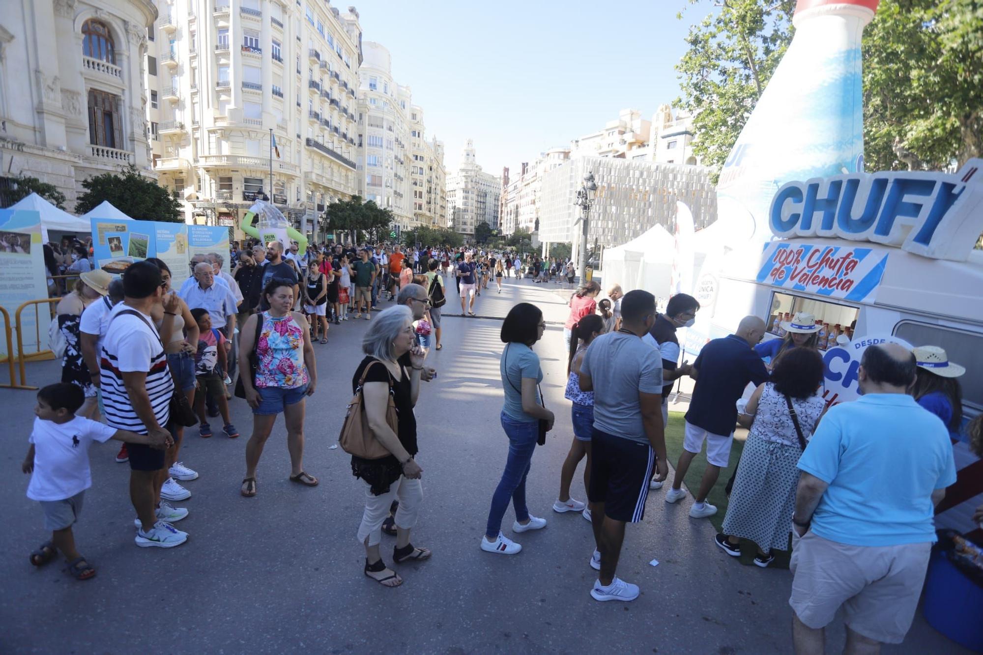 Cientos de personas y degustaciones gratis en el Día de la Horchata en València