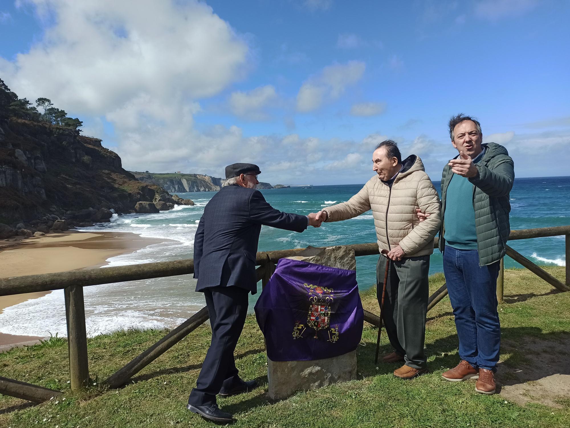 El mirador sobre La Ñora se llena de versos y canciones: así fue el recital poético en la playa de Quintueles