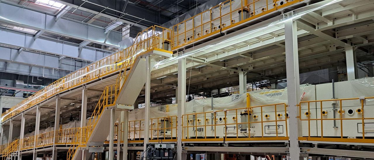 Interior de la "gigafactoría" de Stellantis en Francia