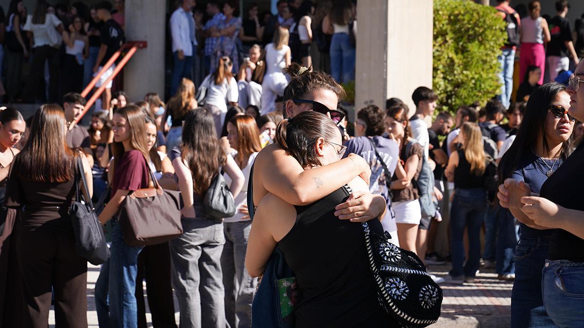 Minuto de silencio en la Universidad de Granada por la muerte de Claudia Tacoronte, asesinada en México.