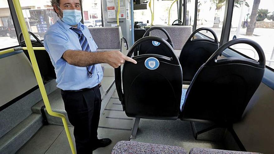 Un conductor muestras las pegatinas acreditativas.  | TORTAJADA