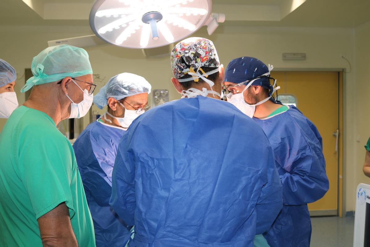 Profesionales durante la intervención de tiroides en el Hospital Universitario de Lanzarote Doctor José Molina Orosa.