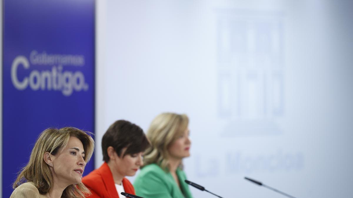 Raquel Sánchez, ministra de Transportes; Isabel Rodríguez, ministra portavoz del Gobierno; y Pilar Alegría, ministra de Educación; durante la rueda de prensa posterior al Consejo de Ministros.