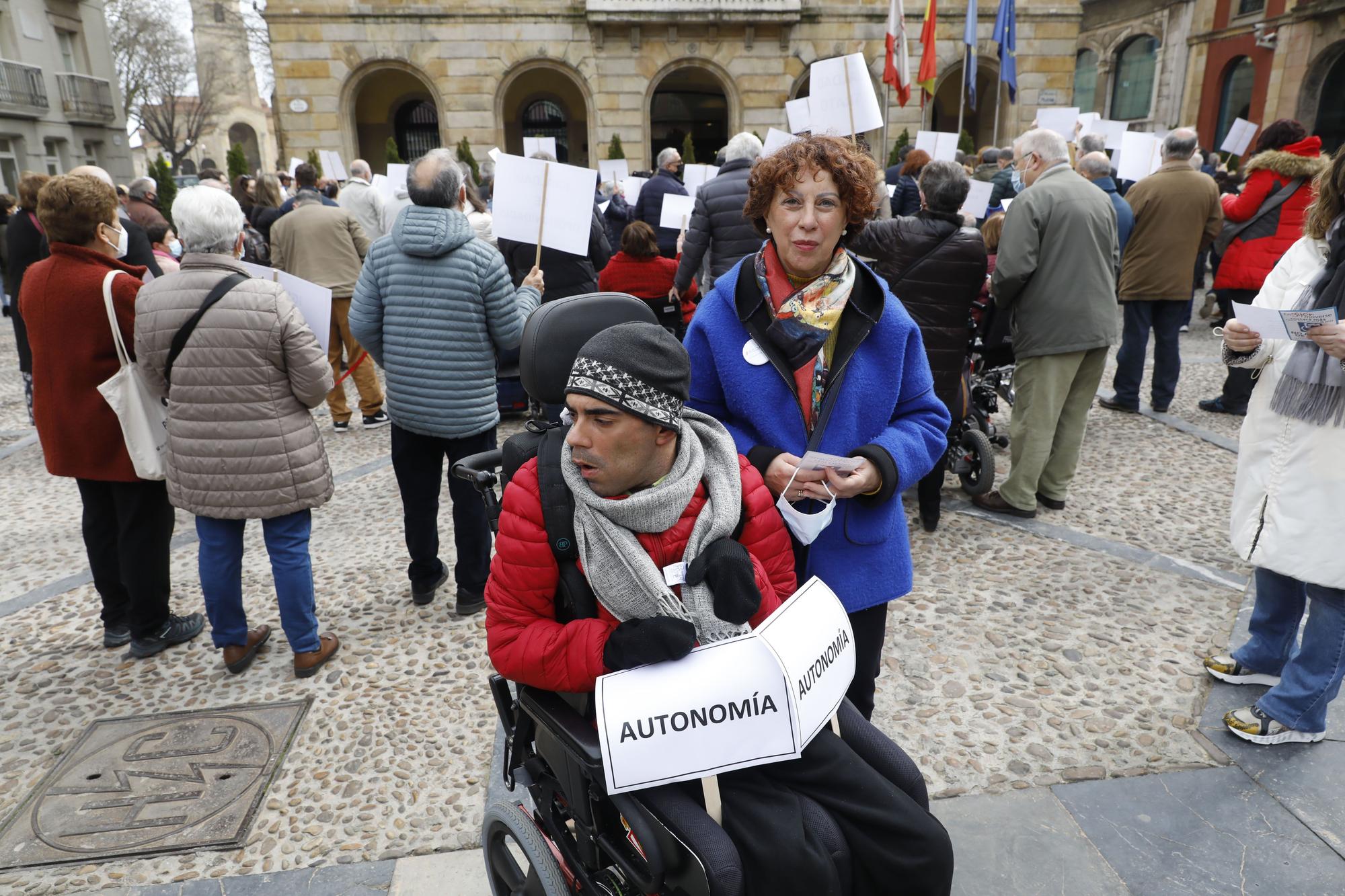 En imágenes: Concentración de personas con movilidad reducida contra la tarjeta ORA en Gijón