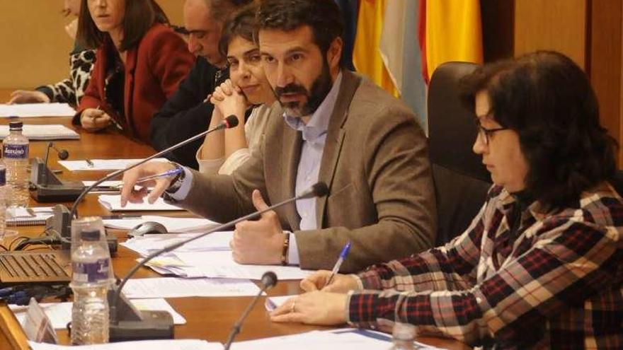 El gobierno municipal de Vilagarcía durante un pleno. // Noé Parga