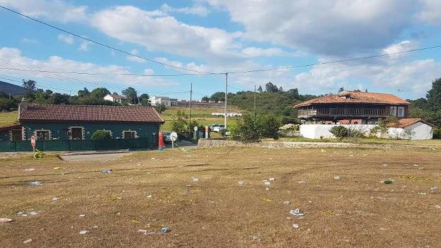 El prao donde se celebra la fiesta; al fondo, la casa del afectado.